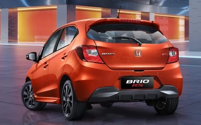 Honda-Brio-RS-hong-va-duoi-xe