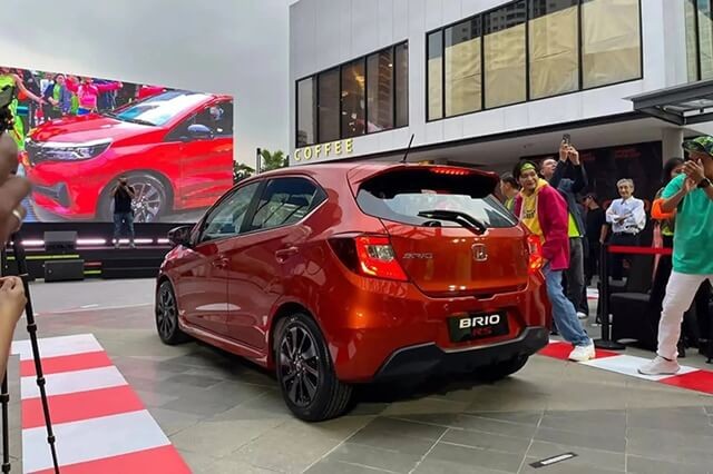 Honda-Brio-facelift-hong-xe