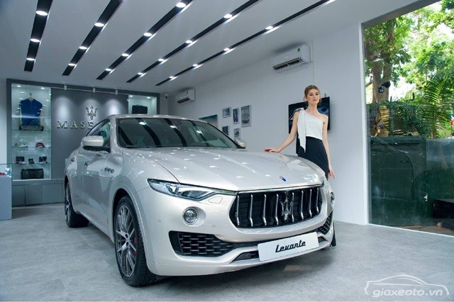 gia-xe-maserati-levante-mau-trang